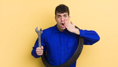 Genç ve yakışıklı bir adam şok olmuş ve korkmuş hissediyor. motor tamircisi kavramı