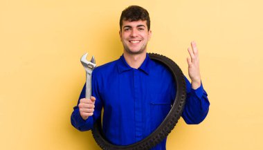 Genç yakışıklı adam kendini mutlu hissediyor, bir çözüm ya da fikir bulduğuna şaşırıyor. motor tamircisi kavramı