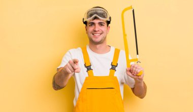 Genç ve yakışıklı bir adam kamerayı işaret ederek seni seçiyor. Becerikli adam kavramı