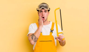 Genç ve yakışıklı bir adam şok olmuş ve korkmuş hissediyor. Becerikli adam kavramı