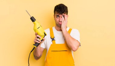 Genç yakışıklı bir adam bıkkın, hayal kırıklığına uğramış ve yorucu bir geceden sonra uykulu hissediyor. Tamirci ve matkap konsepti