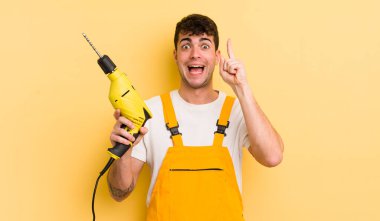 Genç yakışıklı bir adam bir fikri fark ettikten sonra mutlu ve heyecanlı bir dahi gibi hissediyor. Tamirci ve matkap konsepti