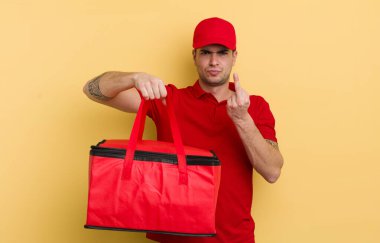 Genç ve yakışıklı bir adam sinirli, sinirli, asi ve agresif hissediyor. Pizza kurye konsepti