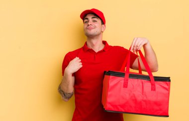 Genç yakışıklı adam kibirli, başarılı, pozitif ve gururlu görünüyor. Pizza kurye konsepti