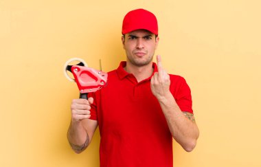 Genç ve yakışıklı bir adam sinirli, sinirli, asi ve agresif hissediyor. paketleyici kavramı