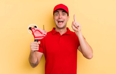 Genç yakışıklı bir adam bir fikri fark ettikten sonra mutlu ve heyecanlı bir dahi gibi hissediyor. paketleyici kavramı