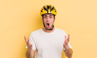 Genç yakışıklı adam, inanılmaz bir sürprizle şaşkına dönmüş ve hayrete düşmüştü. motor konsepti