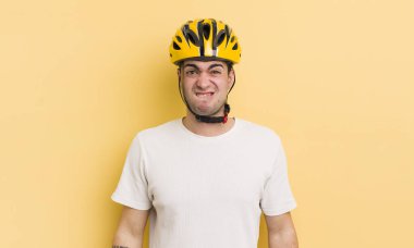 Kafası karışmış ve kafası karışmış genç yakışıklı bir adam. motor konsepti