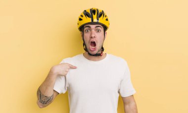 Şok olmuş ve ağzı açık, kendini işaret eden genç ve yakışıklı bir adam. motor konsepti