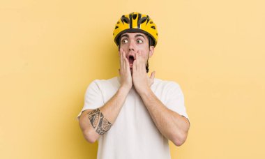 Genç yakışıklı adam mutlu, heyecanlı ve şaşırmış hissediyor. motor konsepti