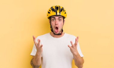 Genç ve yakışıklı bir adam şok olmuş ve şaşırmış hissediyor. motor konsepti