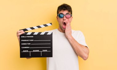 Genç ve yakışıklı bir adam şok olmuş ve korkmuş hissediyor. Sinema alkışlama konsepti