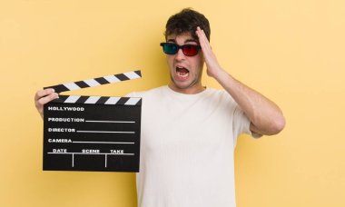 Genç yakışıklı adam mutlu, heyecanlı ve şaşırmış hissediyor. Sinema alkışlama konsepti