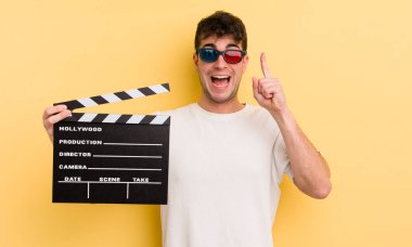 Genç yakışıklı bir adam bir fikri fark ettikten sonra mutlu ve heyecanlı bir dahi gibi hissediyor. Sinema alkışlama konsepti