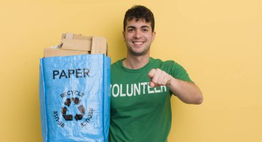 Genç ve yakışıklı bir adam kamerayı işaret ederek seni seçiyor.