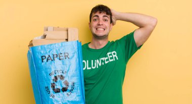 Genç ve yakışıklı adam stresli, endişeli ya da korkmuş, elleri başının üstünde.