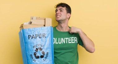 Genç yakışıklı adam stresli, endişeli, yorgun ve hayal kırıklığına uğramış hissediyor.