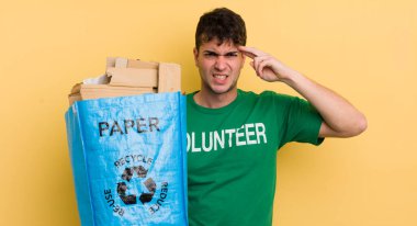 Genç yakışıklı adam kafası karışık ve şaşkın hissediyor, deli olduğunu gösteriyor.