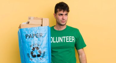 Genç ve yakışıklı bir adam üzgün, üzgün ya da kızgın hissediyor.