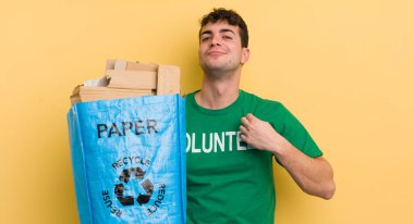 Genç yakışıklı adam kibirli, başarılı, pozitif ve gururlu görünüyor.