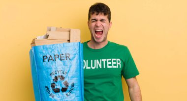 Genç yakışıklı adam agresif bir şekilde bağırıyor, çok sinirli görünüyor.