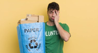 Genç yakışıklı bir adam bıkkın, yorgun ve uykulu hissediyor.