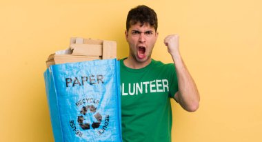 Genç yakışıklı adam sinirli bir ifadeyle agresif bir şekilde bağırıyor.