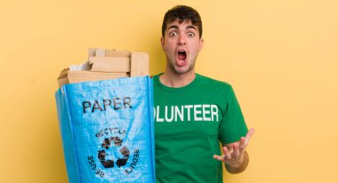 Genç ve yakışıklı bir adam son derece şaşkın ve şaşırmış hissediyor.