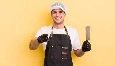 Genç ve yakışıklı bir adam kamerayı işaret ederek seni seçiyor. Kasap konsepti