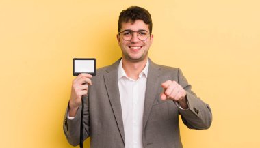 Genç ve yakışıklı bir adam kamerayı işaret ederek seni seçiyor. VIP geçiş konsepti