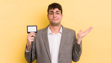 Genç yakışıklı adam şaşkın, şaşkın ve şüpheci hissediyor. VIP geçiş konsepti