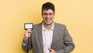 Genç yakışıklı bir adam komik bir şakaya yüksek sesle gülüyor. VIP geçiş konsepti