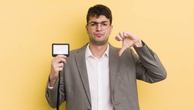 Genç ve yakışıklı bir adam kendini kötü hissediyor, baş parmağını kaldırıyor. VIP geçiş konsepti