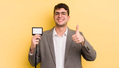 Genç ve yakışıklı bir adam gururlu, olumlu gülümsüyor. VIP geçiş konsepti