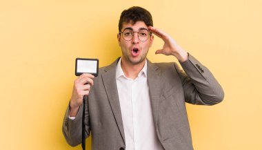 Genç yakışıklı adam mutlu, şaşkın ve şaşırmış görünüyor. VIP geçiş konsepti