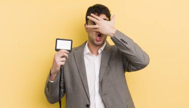 Genç, yakışıklı adam şok olmuş, korkmuş ya da korkmuş görünüyor. VIP geçiş konsepti