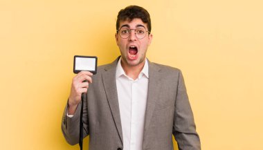 Genç ve yakışıklı bir adam çok şaşırmış ya da şaşkın görünüyor. VIP geçiş konsepti