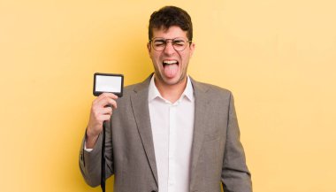 Genç, yakışıklı, neşeli ve asi tavırlı, şaka yapan ve dilini dışarı çıkaran bir adam. VIP geçiş konsepti