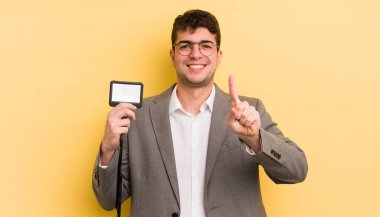 Genç yakışıklı adam gururla gülümsüyor ve kendinden emin bir numara oluyor. VIP geçiş konsepti