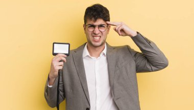 Genç yakışıklı adam kafası karışık ve şaşkın hissediyor, deli olduğunu gösteriyor. VIP geçiş konsepti