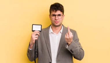 Genç ve yakışıklı bir adam sinirli, sinirli, asi ve agresif hissediyor. VIP geçiş konsepti