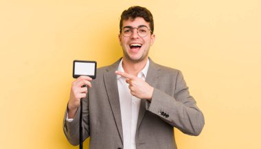 Genç yakışıklı adam heyecanlı ve şaşırmış görünüyor. VIP geçiş konsepti