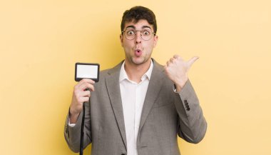 İnanamadığı için şaşırmış genç ve yakışıklı bir adam. VIP geçiş konsepti