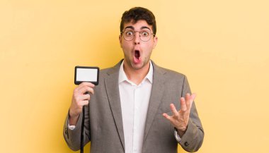 Genç yakışıklı adam, inanılmaz bir sürprizle şaşkına dönmüş ve hayrete düşmüştü. VIP geçiş konsepti