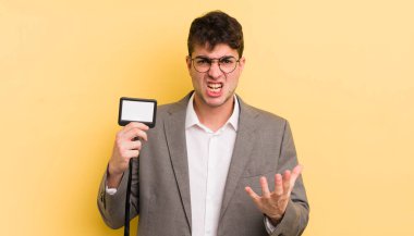 Genç ve yakışıklı bir adam sinirli, sinirli ve sinirli görünüyor. VIP geçiş konsepti