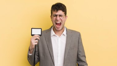 Genç yakışıklı adam agresif bir şekilde bağırıyor, çok kızgın görünüyor. VIP geçiş konsepti