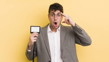 Genç yakışıklı adam şaşırmış görünüyor, yeni bir düşünce, fikir ya da konsept fark ediyor. VIP geçiş konsepti