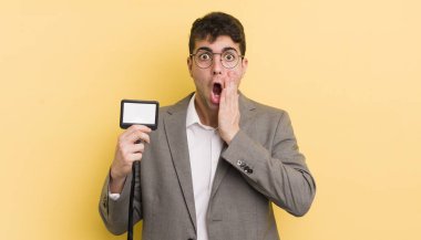 Genç ve yakışıklı bir adam şok olmuş ve korkmuş hissediyor. VIP geçiş konsepti