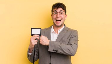 Genç yakışıklı adam kendini mutlu hissediyor ve bir meydan okumayla yüzleşiyor ya da kutluyor. VIP geçiş konsepti