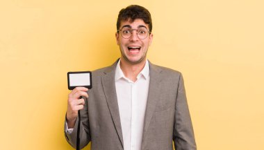 Genç yakışıklı adam mutlu ve hoş bir şekilde şaşırmış görünüyor. VIP geçiş konsepti